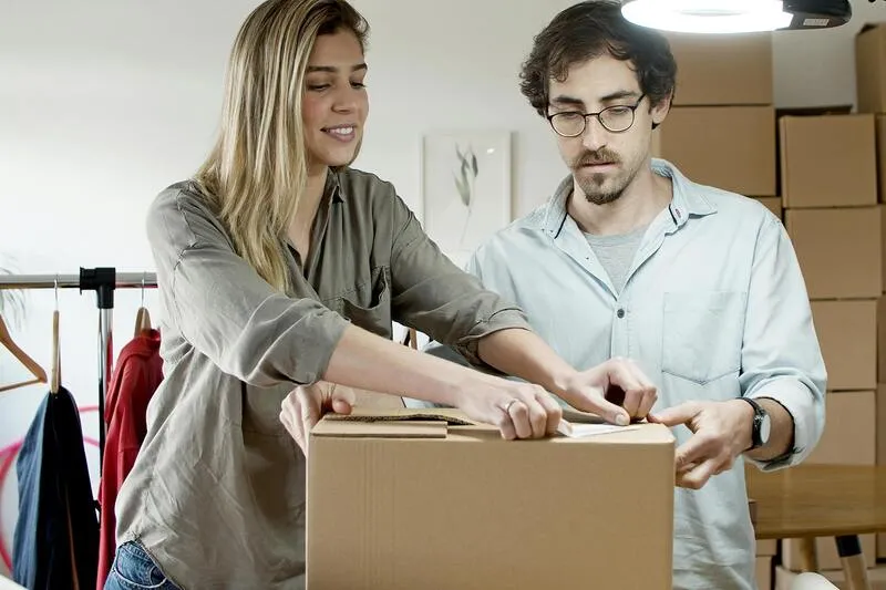 como la ia esta transformando empresas medianas abriendo cajas mujer y hombre