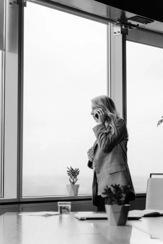por que tu competencia gana con inteligencia artificial mujer telefono pensando